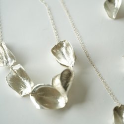 Flora rose halssmykke forslvet