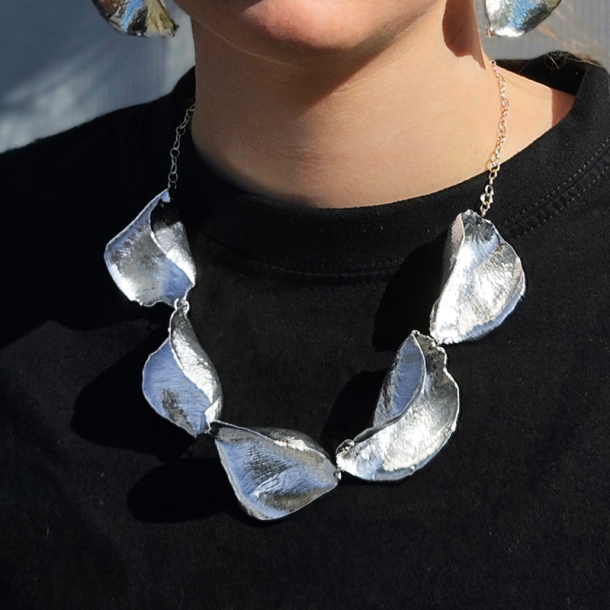 Flora rose halssmykke forslvet