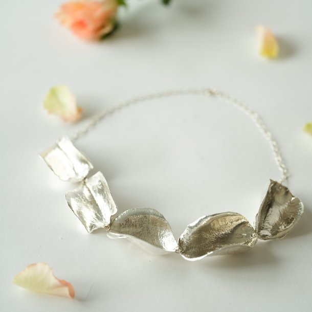 Flora rose halssmykke forslvet